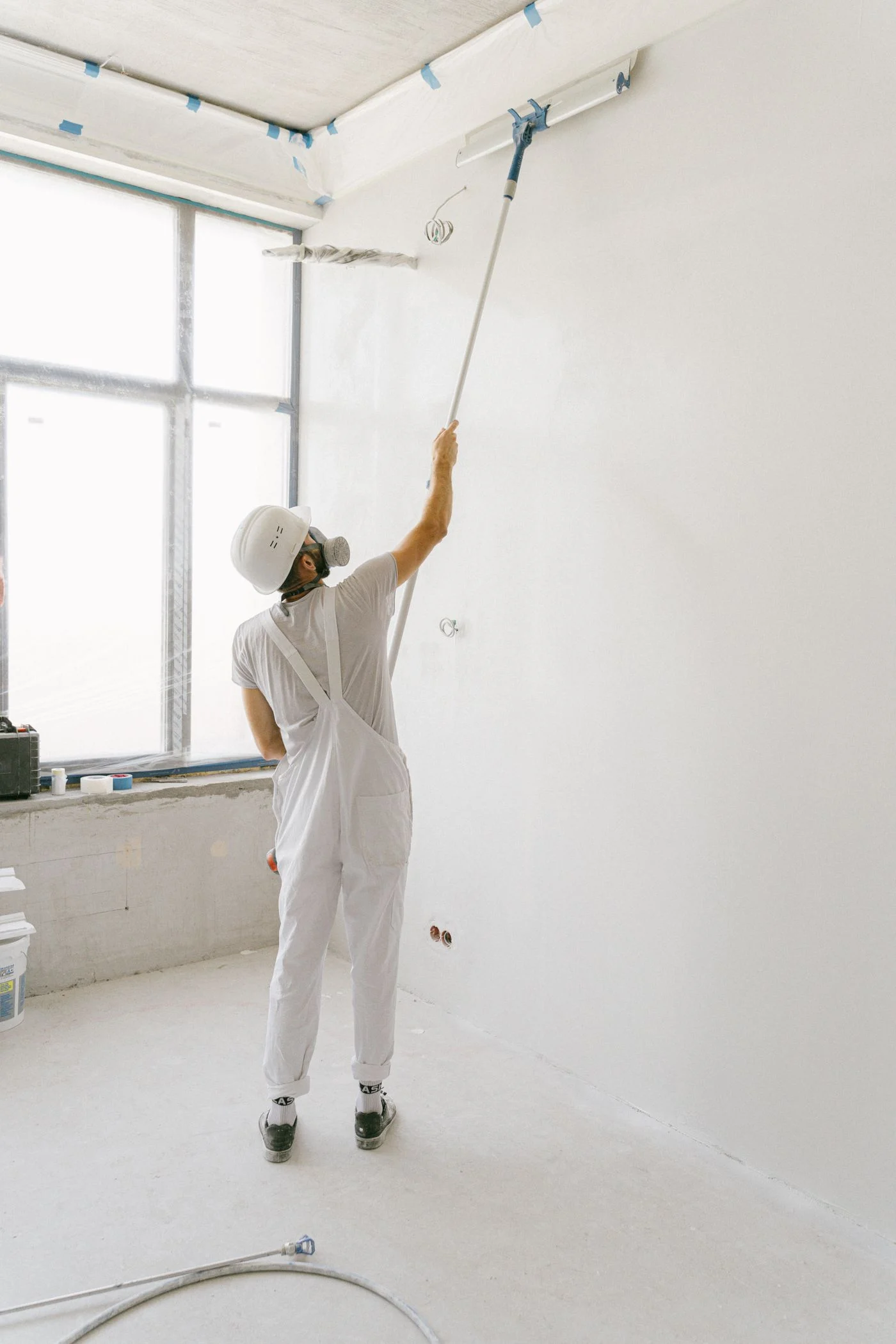 Pintores profesionales en Granada - MMG Pinturas aplicando pintura lavable de máxima cubrición